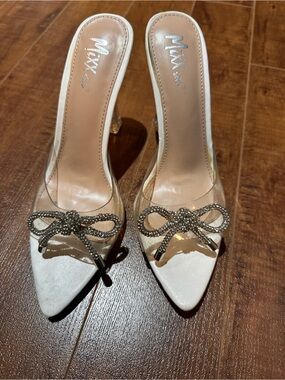 Mixx Shuz Women's Ivory Pointed Toe Crystal Bow Mule Heels